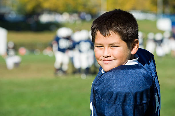 young jugador de fútbol - youth league american football childhood helmet fotografías e imágenes de stock