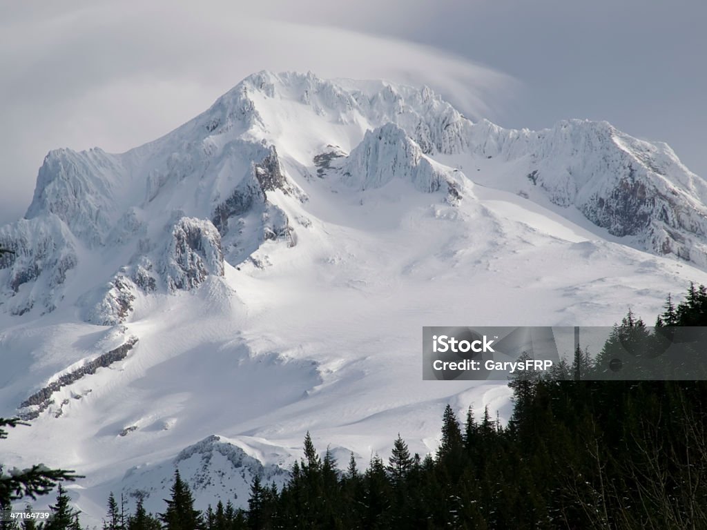 Cumbre del monte Hood Oregon con nubes y los árboles de nieve - Foto de stock de Acantilado libre de derechos