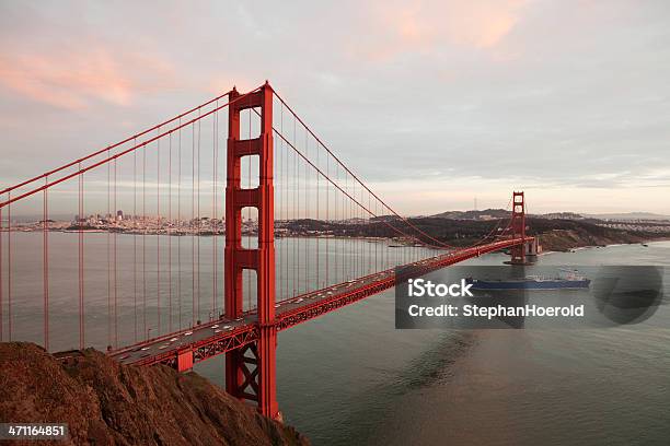 Photo libre de droit de Bleu Navire Entrant Dans Le Golden Gate banque d'images et plus d'images libres de droit de Californie - Californie, Voyage en voiture, Architecture