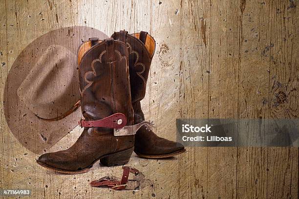 Photo libre de droit de Des Bottes De Cowboy Chapeau Et Spurs banque d'images et plus d'images libres de droit de Bottes - Bottes, Chapeau, Chapeau de cow-boy