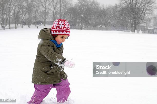 Ребенок Работает В Снегу — стоковые фотографии и другие картинки 2-3 года - 2-3 года, On top of the world - английское выражение, Бегать