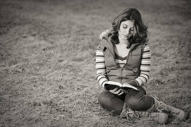 Garota Bíblia de leitura - foto de acervo