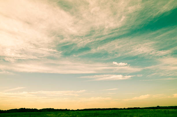 Processado céu nuvens & Cross - foto de acervo