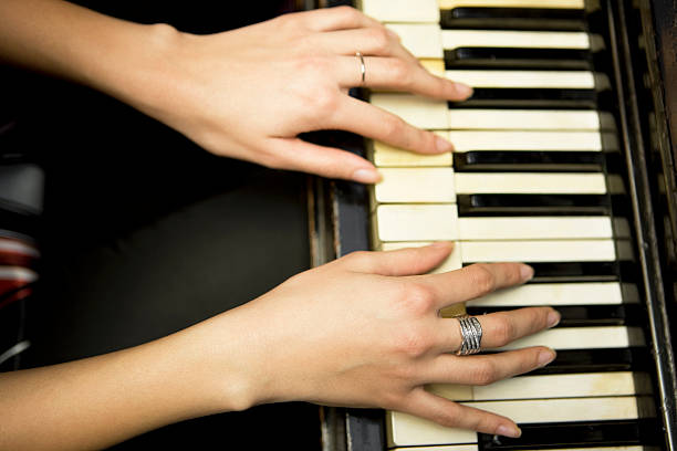istock Playing piano XXXL 471165385