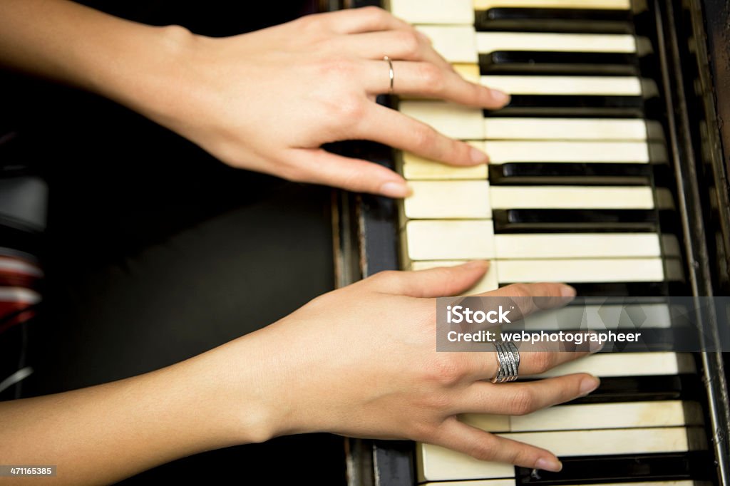 Gra na fortepianie XXXL - Zbiór zdjęć royalty-free (Zwinność)