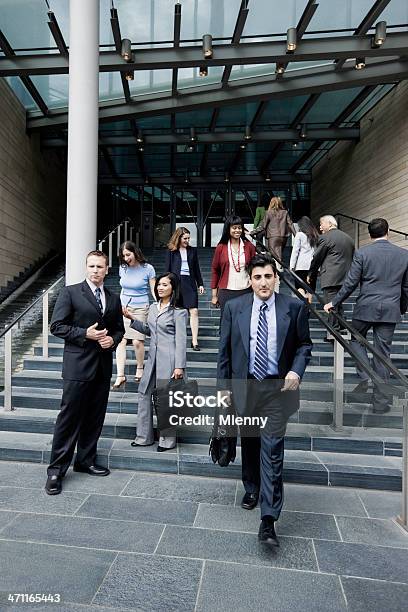 Al Salir De La Oficina Foto de stock y más banco de imágenes de Adulto joven - Adulto joven, Oficina, Tercera edad