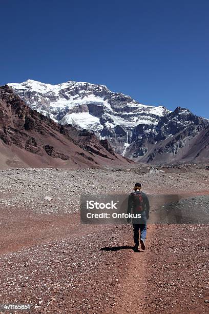 Человек Hiker Ходьбы От Гора Аконкагуа На Высшем Уровне — стоковые фотографии и другие картинки Альпинизм