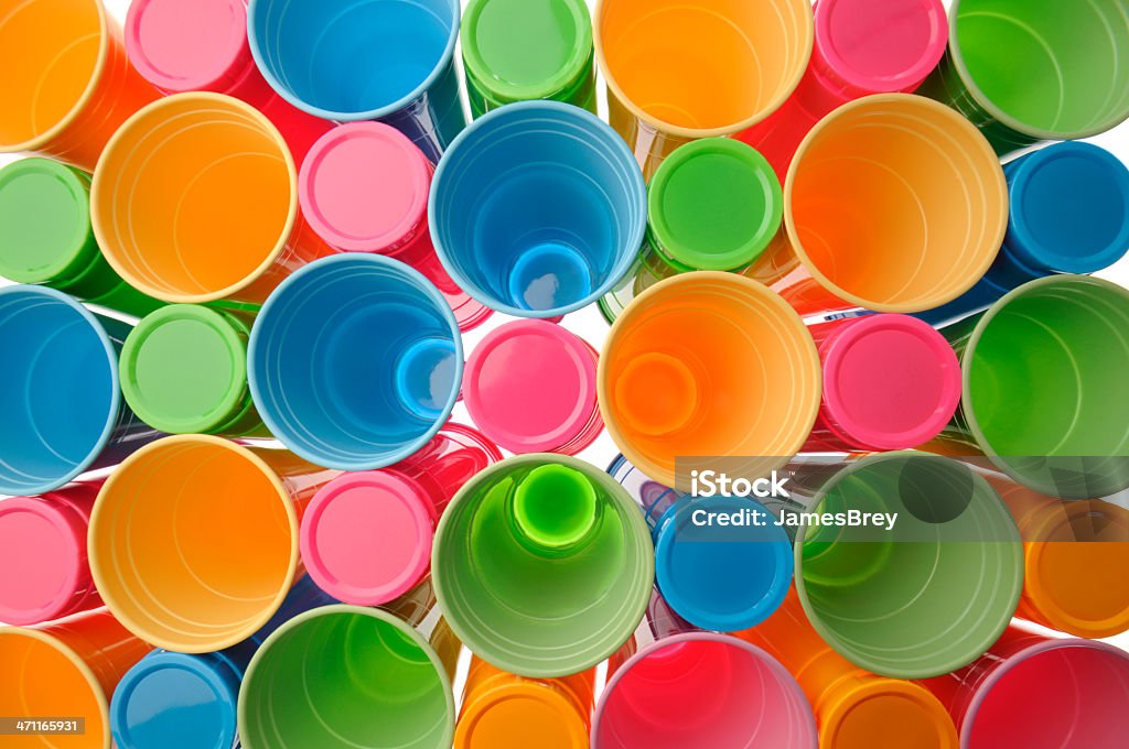 Bicchieri colorati in plastica riciclabile, blu, verde, arancione, rosa - Foto stock royalty-free di Alimentazione sana