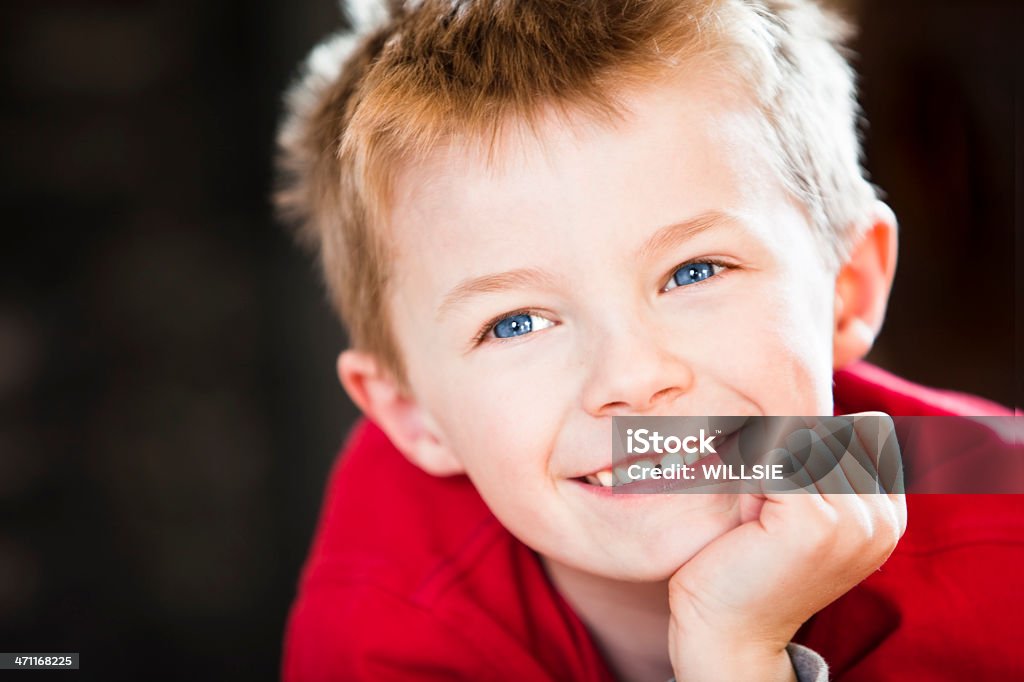 Felice ragazzo dagli occhi blu - Foto stock royalty-free di 6-7 anni