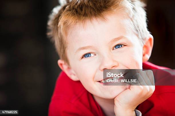 Felice Ragazzo Dagli Occhi Blu - Fotografie stock e altre immagini di 6-7 anni - 6-7 anni, Allegro, Ambientazione interna