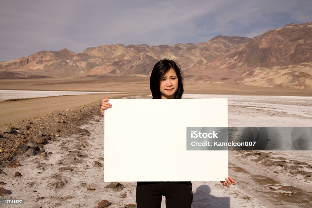 Mulher segurando a placa branca - Foto de stock de 20-24 Anos royalty-free