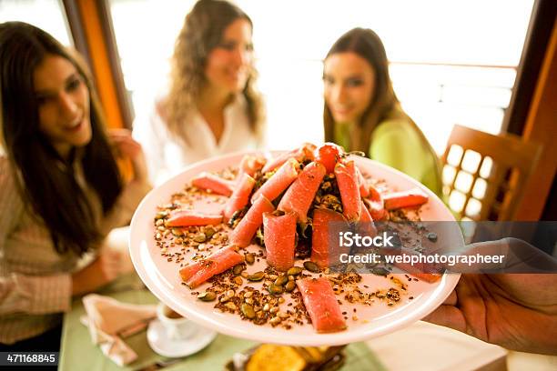 Carpaccio Di Servizio - Fotografie stock e altre immagini di Cena con invitati - Cena con invitati, Servire alimenti e bevande, Adulto