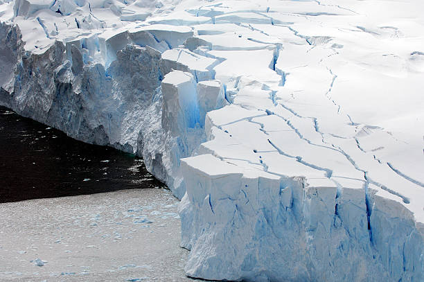 голубой антарктический glacier - glacier antarctica crevasse ice стоковые фото и изображения