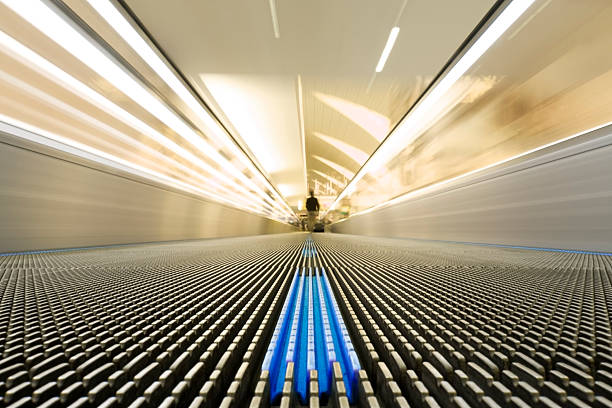 viaggiando su scala mobile - moving walkway escalator airport walking foto e immagini stock