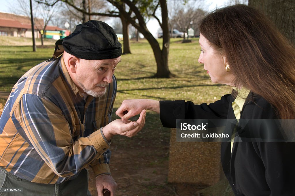 Mendiant dans le parc - Photo de Adulte libre de droits