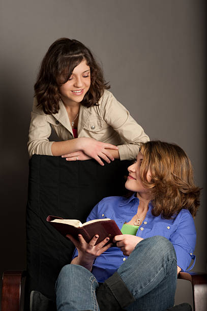 Biblia estudio con dos adolescentes - foto de stock