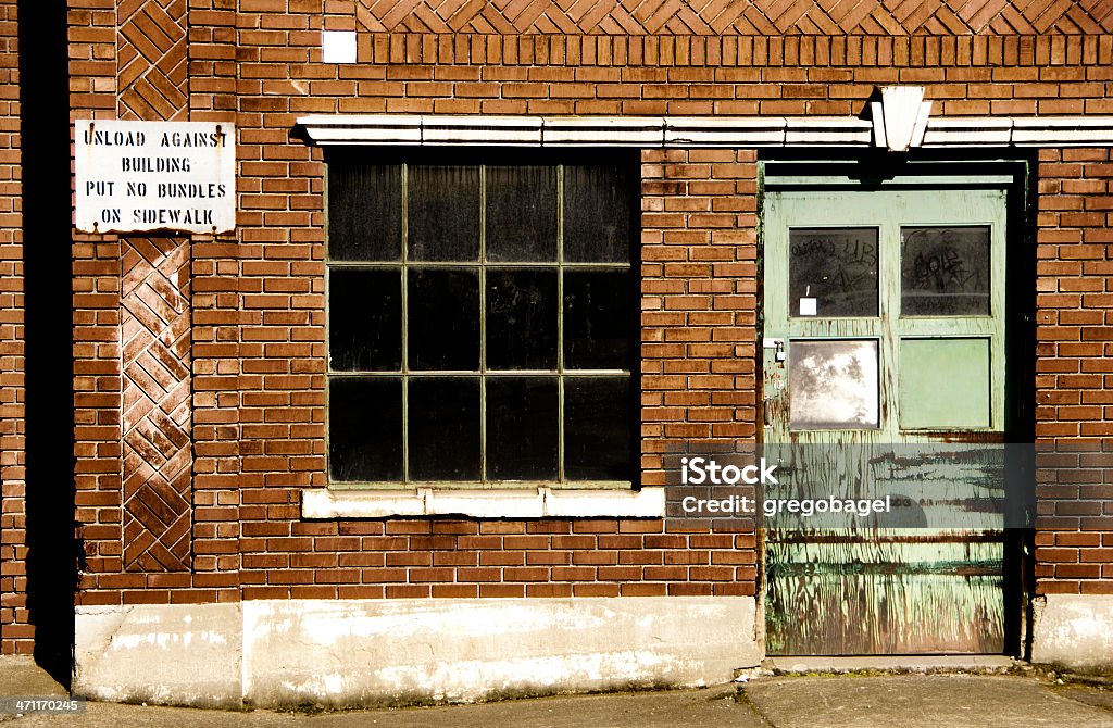 문 nex-벽돌전 벽 및 창에 골목 - 로열티 프리 황폐한 스톡 사진