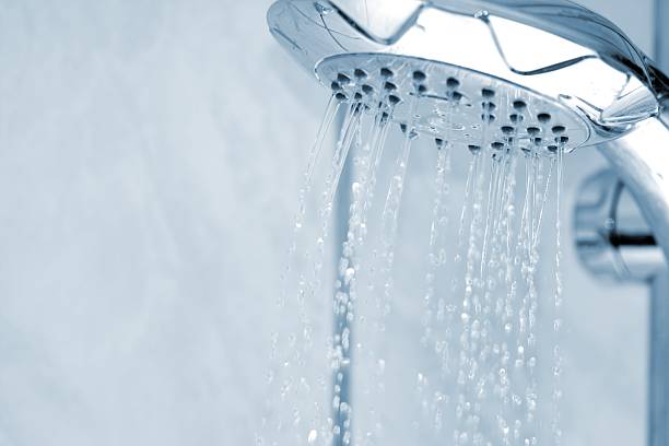 douche rafraîchissante dans la salle de bains - falling water water bathroom drop photos et images de collection