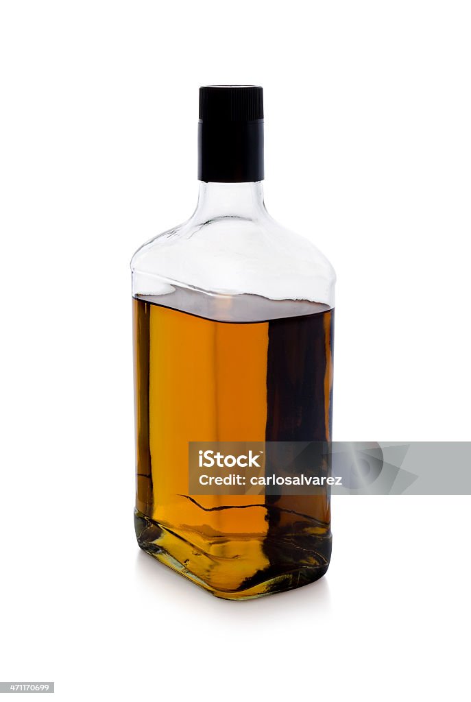 Botella de whisky con trazado de recorte - Foto de stock de Botella libre de derechos