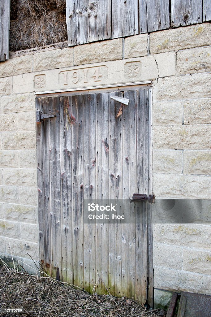 Old barn lado puerta - Foto de stock de Abandonado libre de derechos