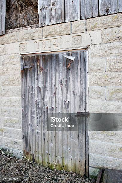 Old Barn Lado Puerta Foto de stock y más banco de imágenes de Abandonado - Abandonado, Característica arquitectónica, Conceptos