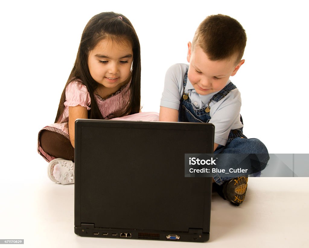 Deux enfants travaillant sur un ordinateur portable - Photo de 4-5 ans libre de droits