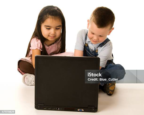 Foto de Duas Crianças Trabalhando No Laptop e mais fotos de stock de 4-5 Anos - 4-5 Anos, 6-7 Anos, Aluna