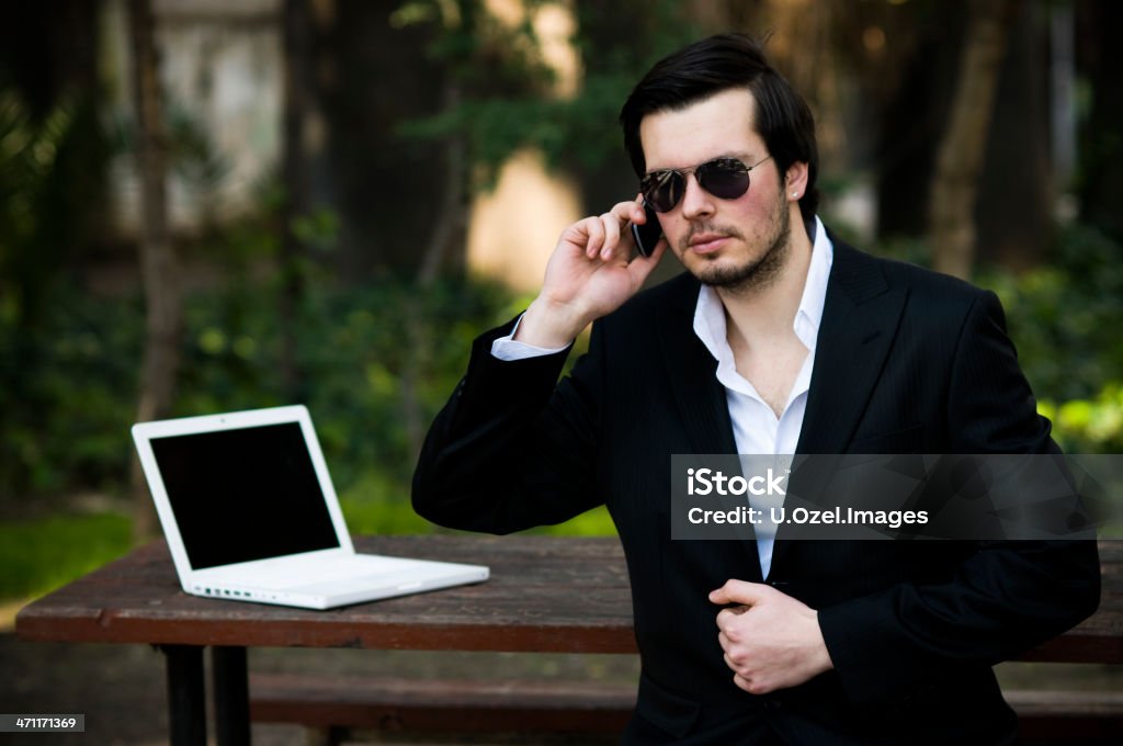 Homem em preto - Foto de stock de A caminho royalty-free