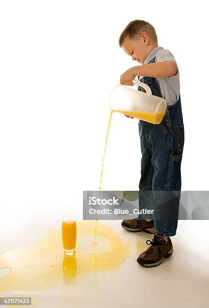 Niños El Vertido Y Derramando Jugo En El Piso Foto de stock y más banco de imágenes de Derramar - Actividad - Derramar - Actividad, Niño, Beber