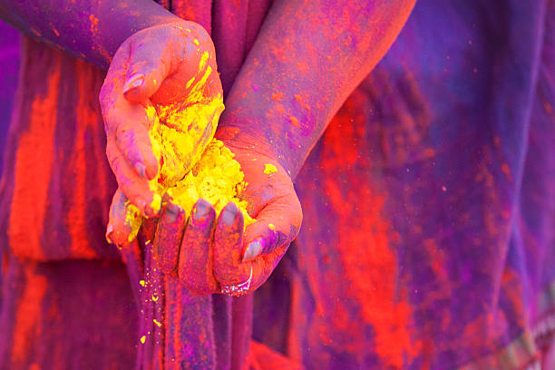 ręce pełne barwnik w holi festiwal - barwiony wizerunek zdjęcia i obrazy z banku zdjęć