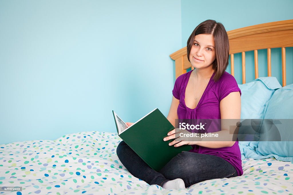 Подростковой сидеть и читать ее в номере - Стоковые фото Весёлый роялти-фри