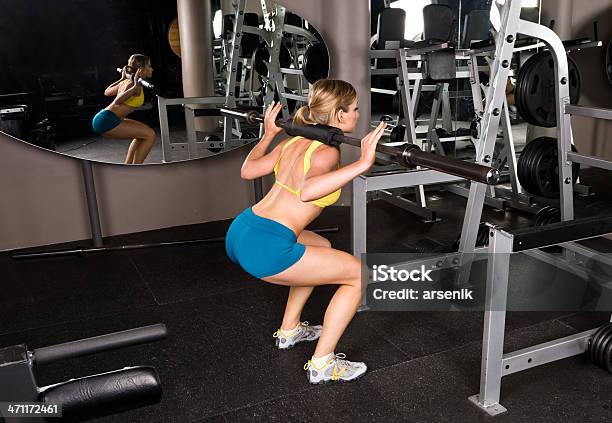 Foto de Barra Agachamento e mais fotos de stock de 20 Anos - 20 Anos, Academia de ginástica, Adulto