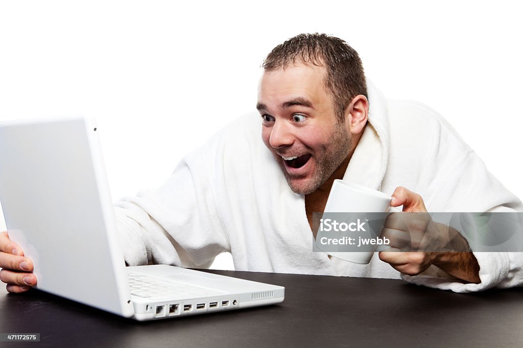 Homme de boire du café et à l'aide d'un ordinateur - Photo de Adulte libre de droits