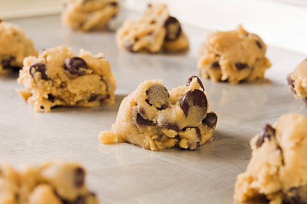 チョコレートチップクッキー生地 - dough ストックフォトと画像