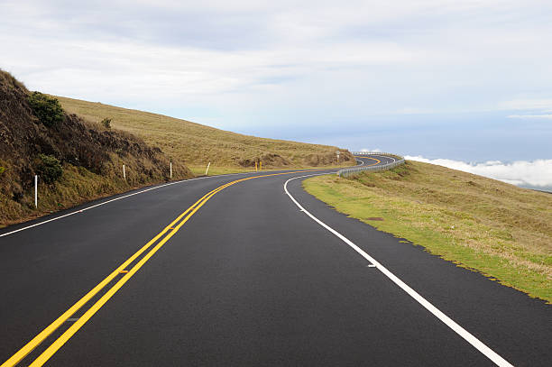 acima das nuvens-recém-aberto mountain road - haleakala national park mountain winding road road - fotografias e filmes do acervo