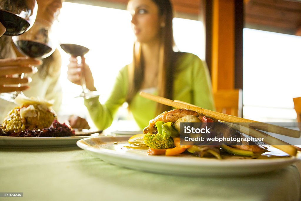 Cena con invitati - Foto stock royalty-free di Cena con invitati