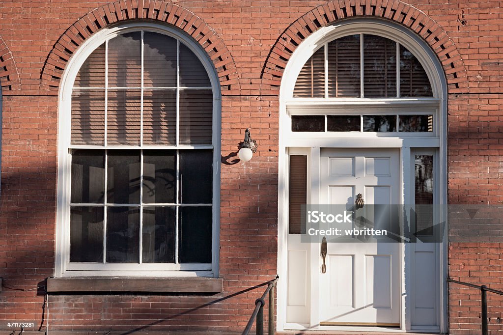 Колониальный Дверной проём (XXL - Стоковые фото Американская культура роялти-фри