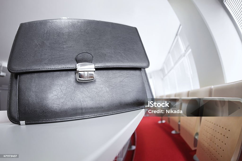 Maleta de negocios en la sala de juntas - Foto de stock de Ausencia libre de derechos