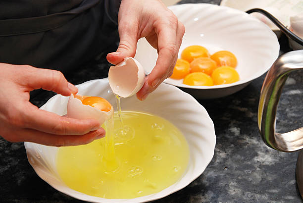 seperating tuorlo d'uovo-eier trennen - baking flour ingredient animal egg foto e immagini stock