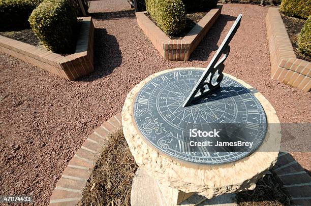 Foto de Sun Dial Na Jardim Planejado e mais fotos de stock de Relógio de sol - Relógio de sol, Antigo, Jardim clássico