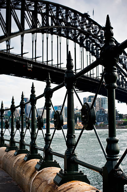 シドニーハーバーブリッジブラックの錬鉄のフェンス - sydney harbor bridge sydney opera house vertical australia ストックフォトと画像