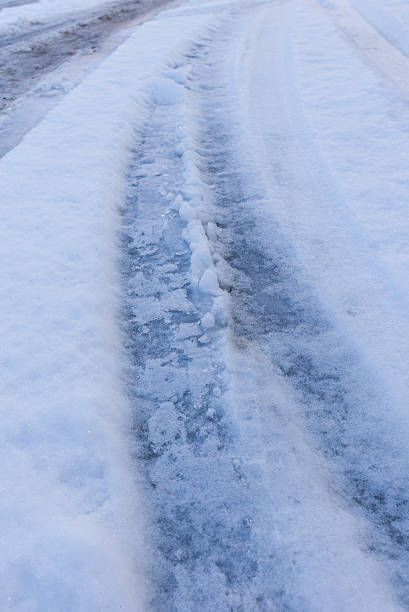 istock Tire trace on snow leaving to the horizon 471175028