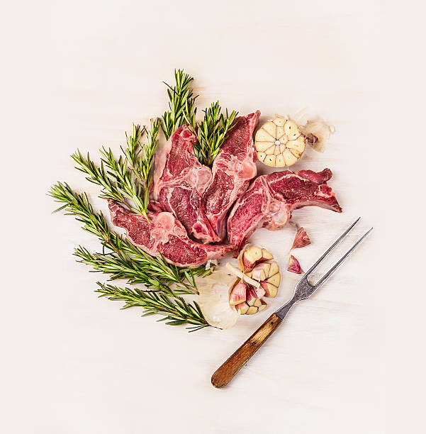 surowe mięso jagnięce polędwica kotletami z widelec z ziołami i przyprawami - rack of lamb chop cutlet food zdjęcia i obrazy z banku zdjęć