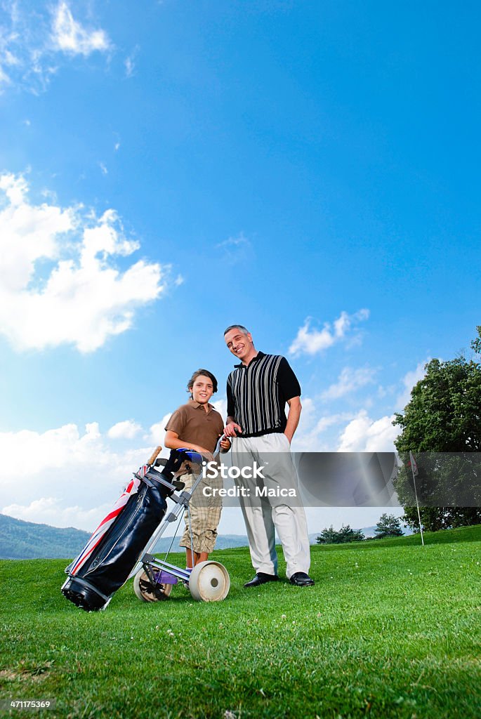 Padre e hijo jugando al golf - Foto de stock de Golf libre de derechos