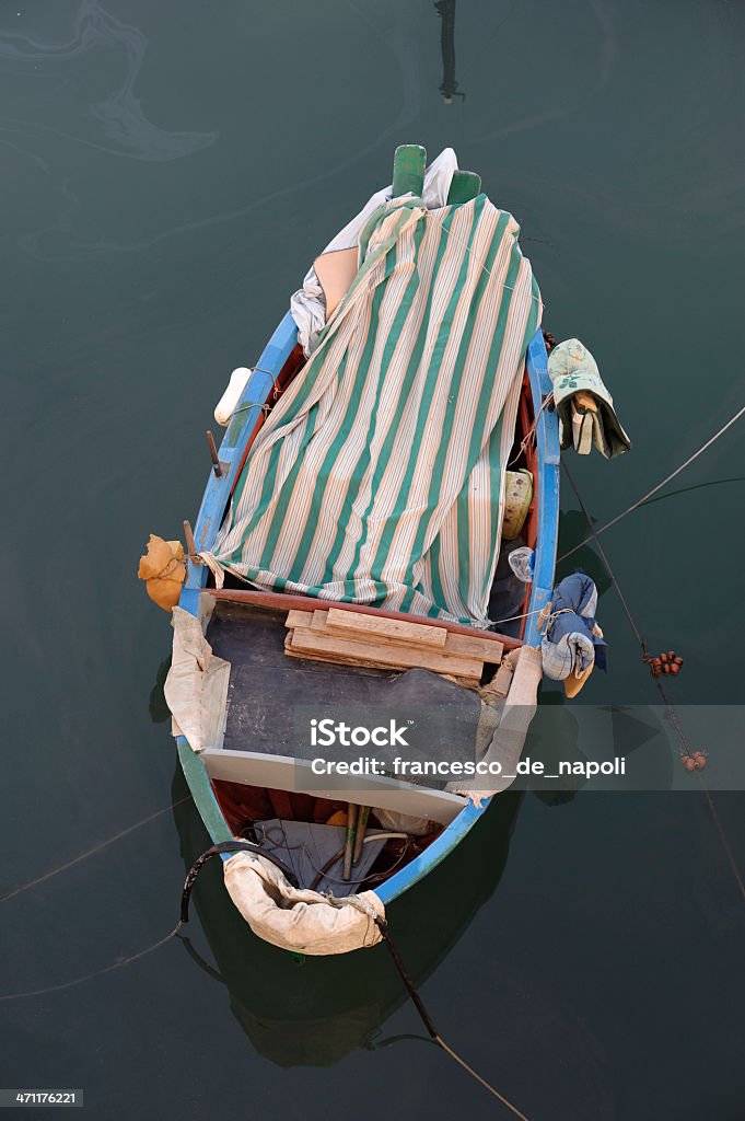 Pesca de barco a remo em little port of Giovinazzo, Apúlia (sul da Itália - Foto de stock de Barco a remo royalty-free