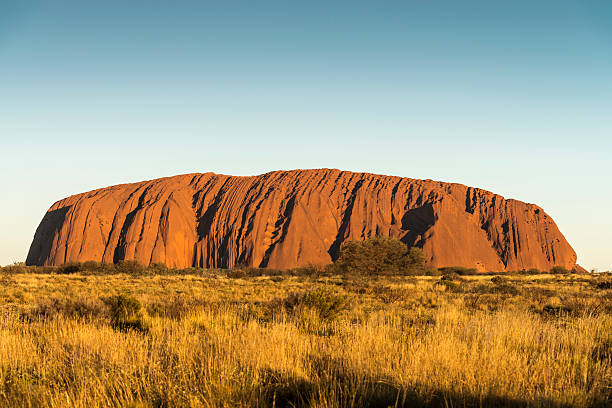 восход солнца на улуру/ayers рок - uluru australia northern territory sunrise стоковые фото и изображения