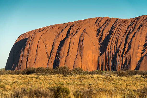 lever du soleil sur la uluru/ayers rock - uluru australia northern territory sunrise photos et images de collection