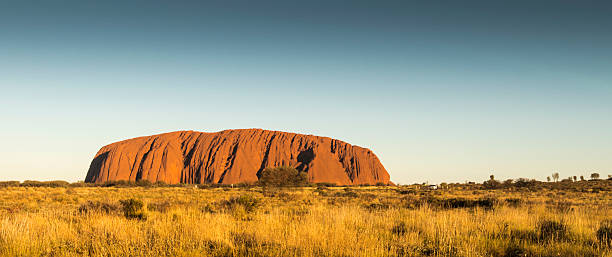 lever du soleil sur la uluru/ayers rock - uluru australia northern territory sunrise photos et images de collection