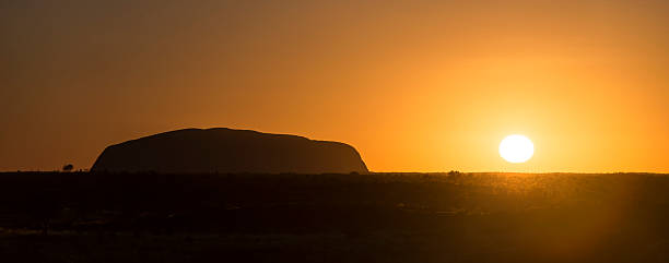 lever du soleil sur la uluru/ayers rock - uluru australia northern territory sunrise photos et images de collection