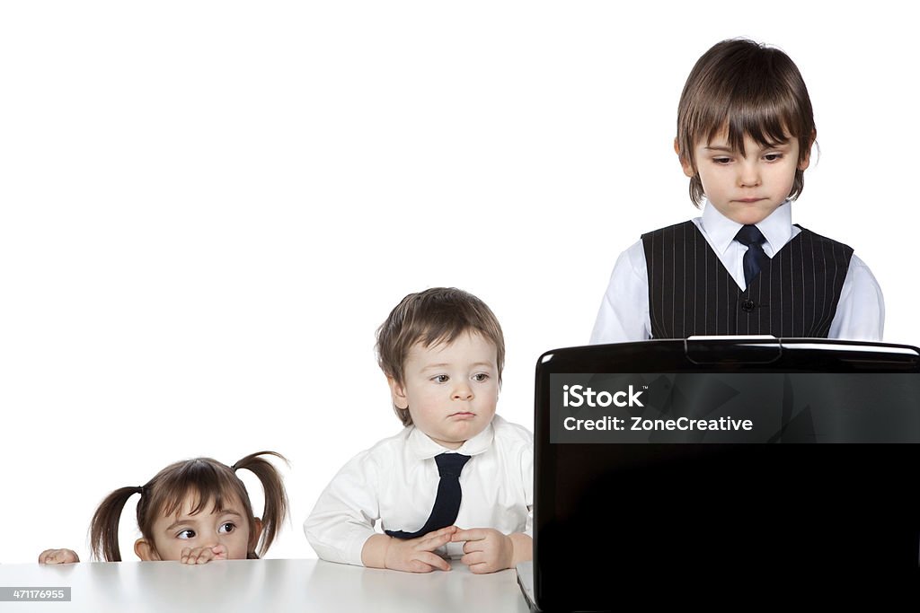 Magnifique enfants travail d'équipe affaires au bureau avec ordinateur portable - Photo de Adulte libre de droits